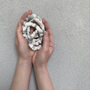 SCRUNCHIE ELASTICO MINI stampato a mano con foglie vere su cotone bio GOTS – SALVIA e PALO SANTO